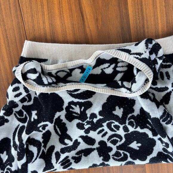 Alice + Olivia 100% Wool Sweater Black and Cream Floral Embellished Knit - Picture 11 of 12